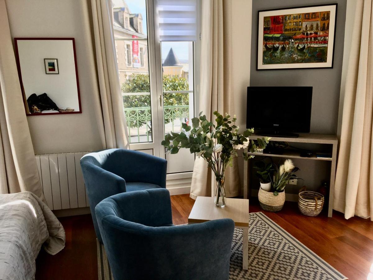 Studio Balcon De La Place Динан Екстериор снимка